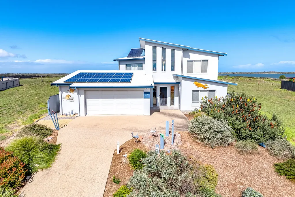 Hindmarsh Island 4 Slaapkamer Striking Contemporary Residence with Elevated Coorong Views