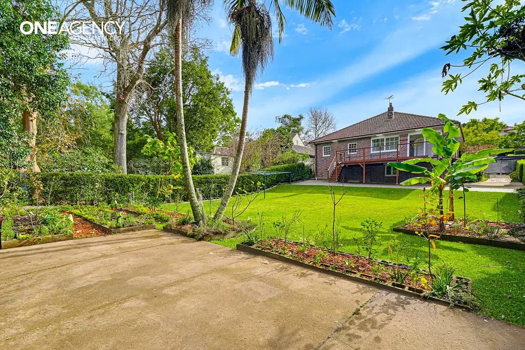 Spacious Family Home in Blue-Ribbon Warrawee Location | Walk to Station