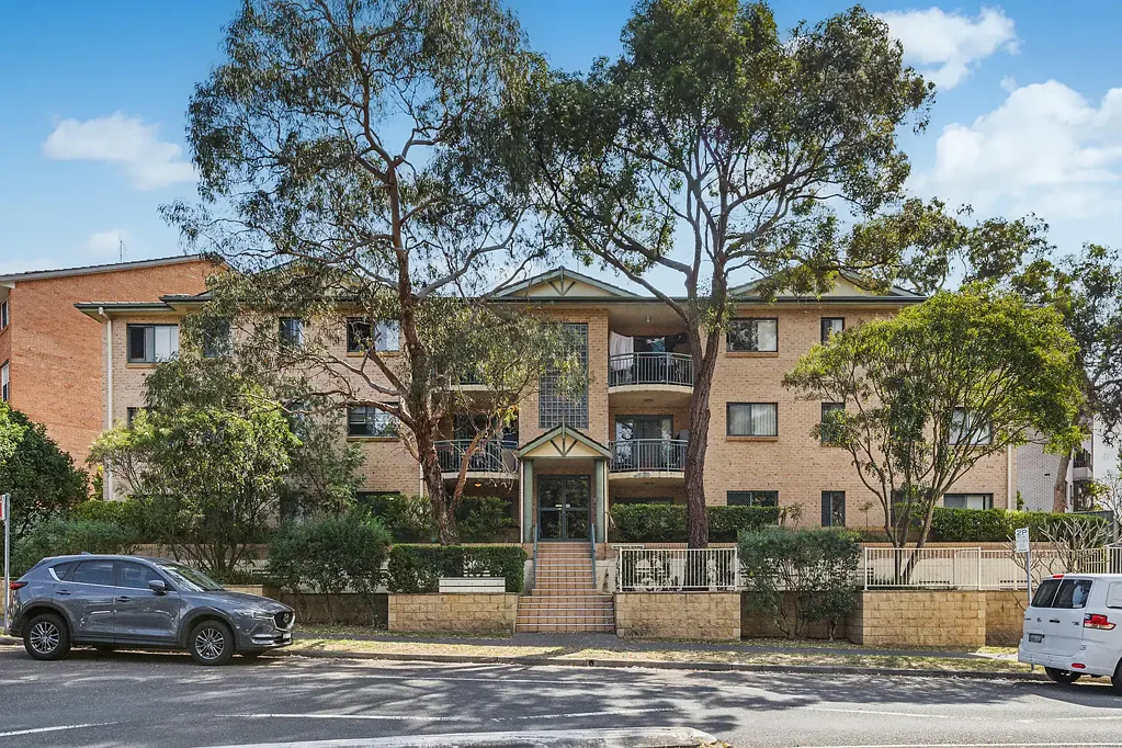 Kogarah 2房 时尚底层公寓 木地板 智能照明 宽敞露台 石材厨房 燃气烹饪 步行便利 Spacious Garden Apartment with Garage and Terrace