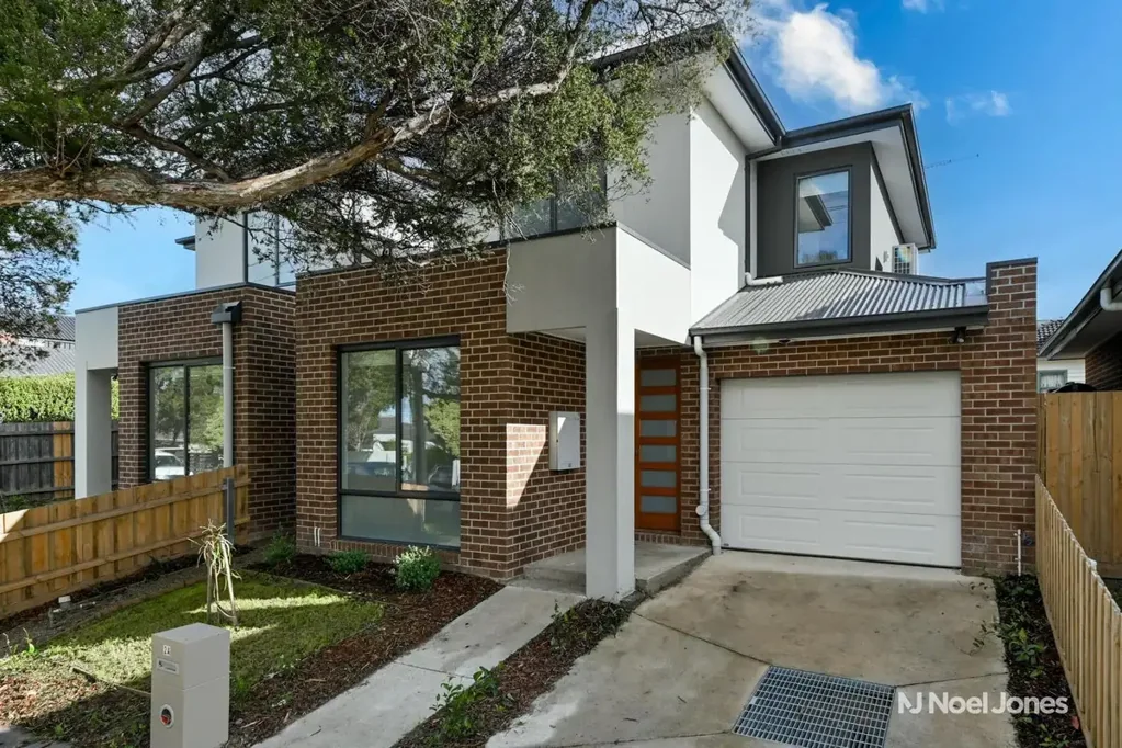 Modern Street-Front Townhouse in a Prime Ringwood Position
