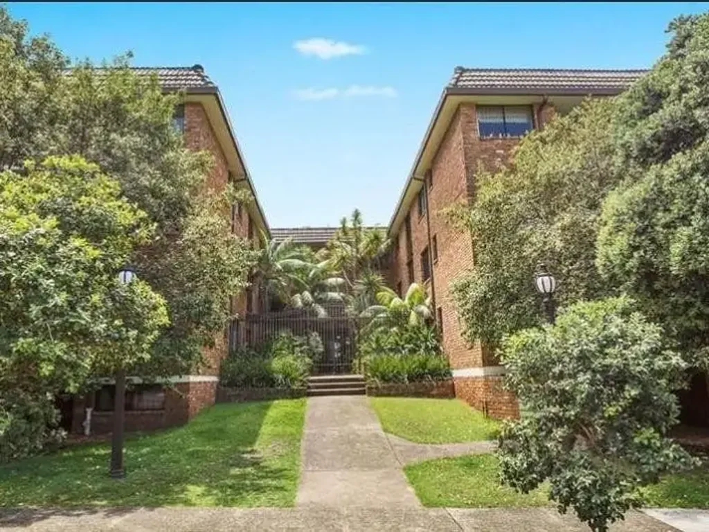 MODERN 3 BEDROOM, 2 BATHROOM, PARKING, WATER VIEWS
