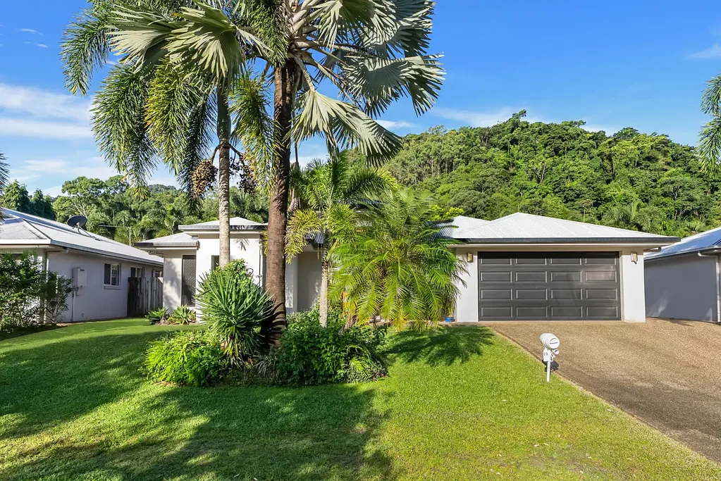 Redlynch 4房  Spacious Family Living with Poolside Entertaining