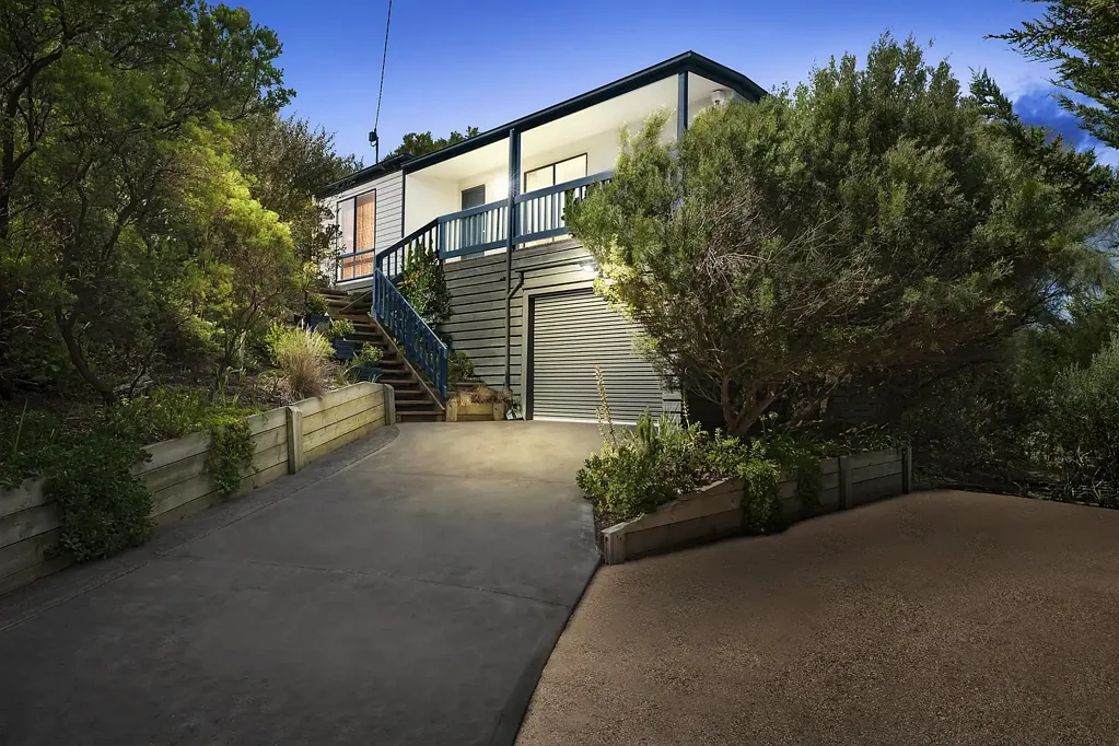 Coastal getaway near beach & shops