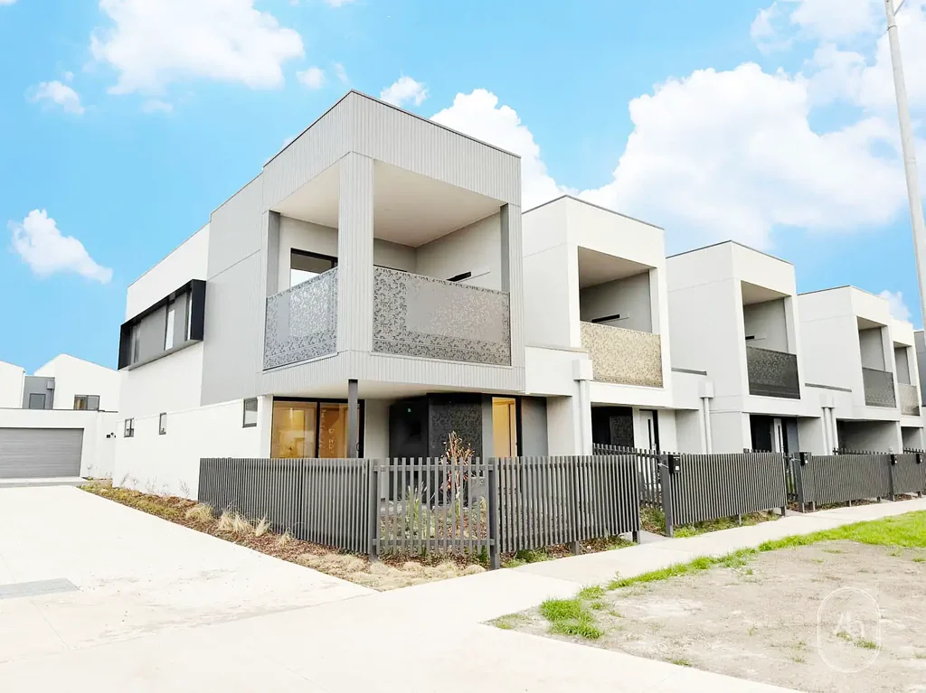 Modern 3-Bedroom Townhouse with Double Garage in Point Cook