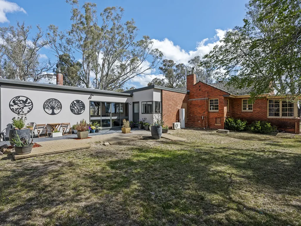 Tamleugh  Acreage Escape Along Honeysuckle Creek