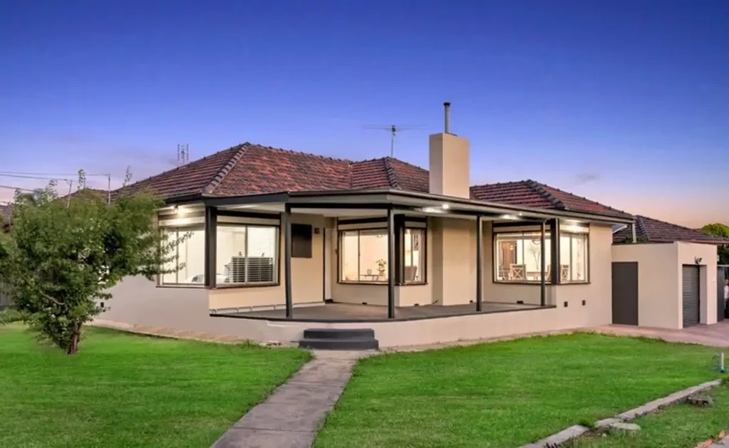 Campbellfield 3房 街角地块宽敞 617㎡阳光起居室 现代厨房石英台面 浴缸舒适享受 车库带小厨房 地段便利设施全 Space, Comfort and Location All in One!