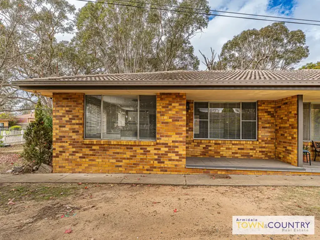 EXECUTIVE UNIT with Brand New Carpet - Ready to go!