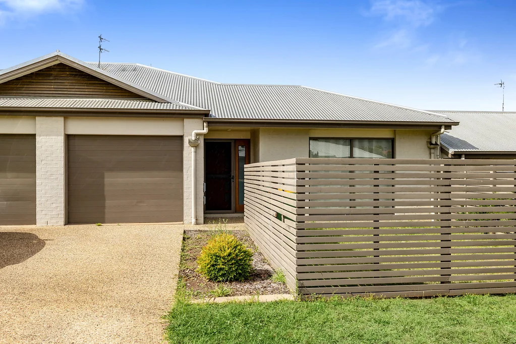 2/11 Sambar Court, Kearneys Spring, QLD 4350