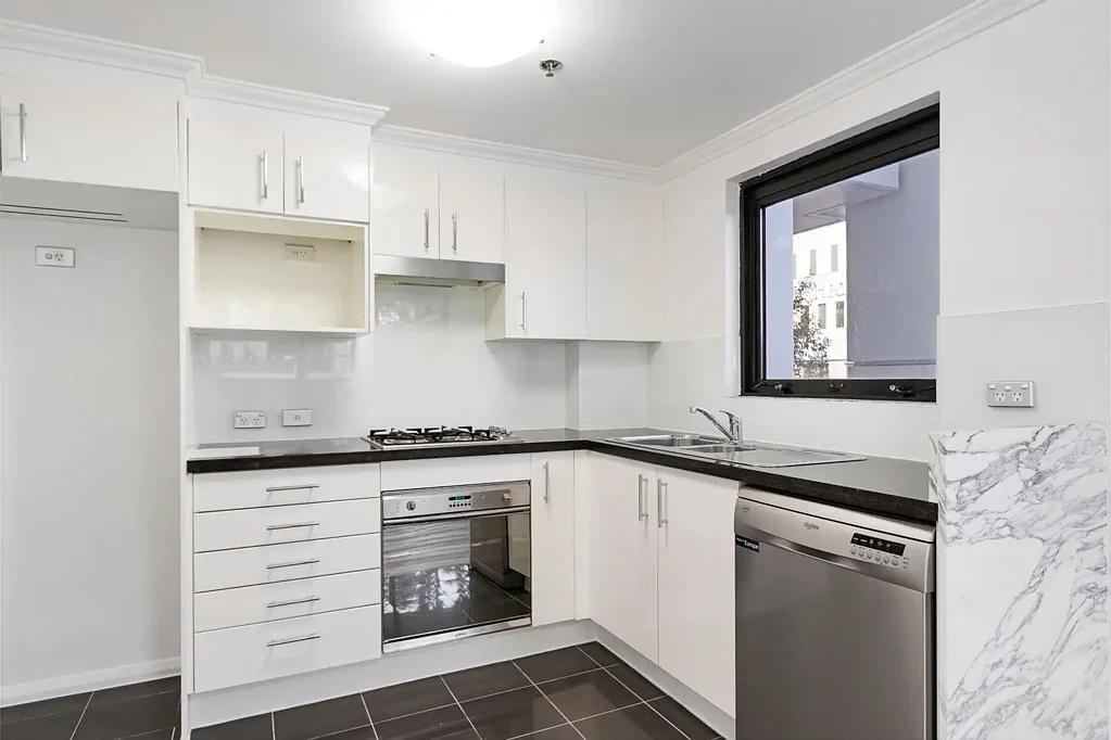 RESORT STYLE APARTMENT FOOTSTEPS TO TRAIN & CAFE'S