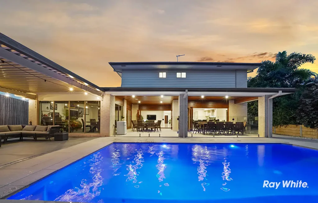 Daisy Hill 5બેડરૂમ Grandest of the Grand 10 Yr New Designer Home With Scale, Privacy, 5x Masters, Sparkling Pool & Mountain Views