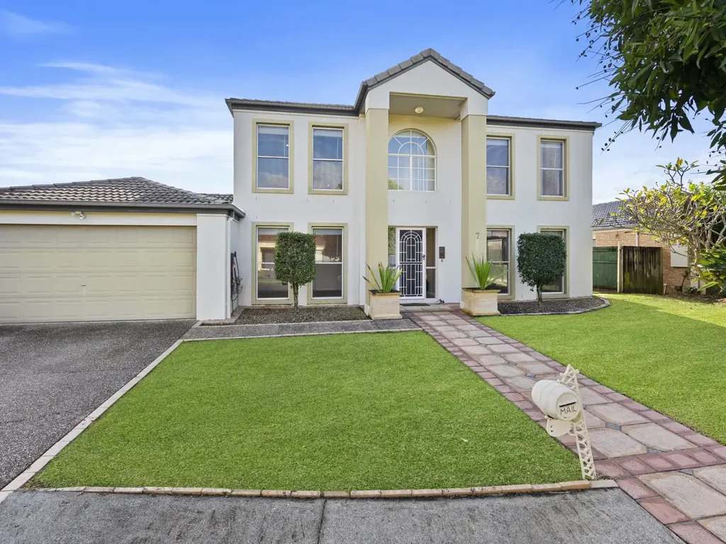 MAJESTIC RESIDENCE IN BURLEIGH COVE