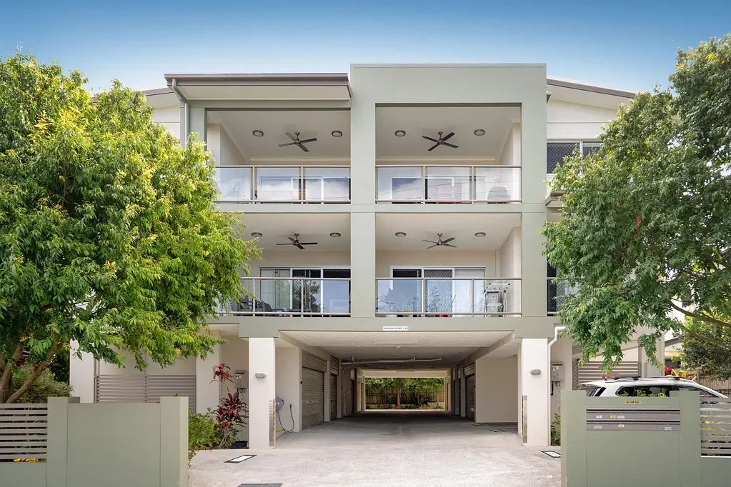 Nundah 2 Slaapkamer Small Complex, Unbeatable Convenience and Double Garaging.