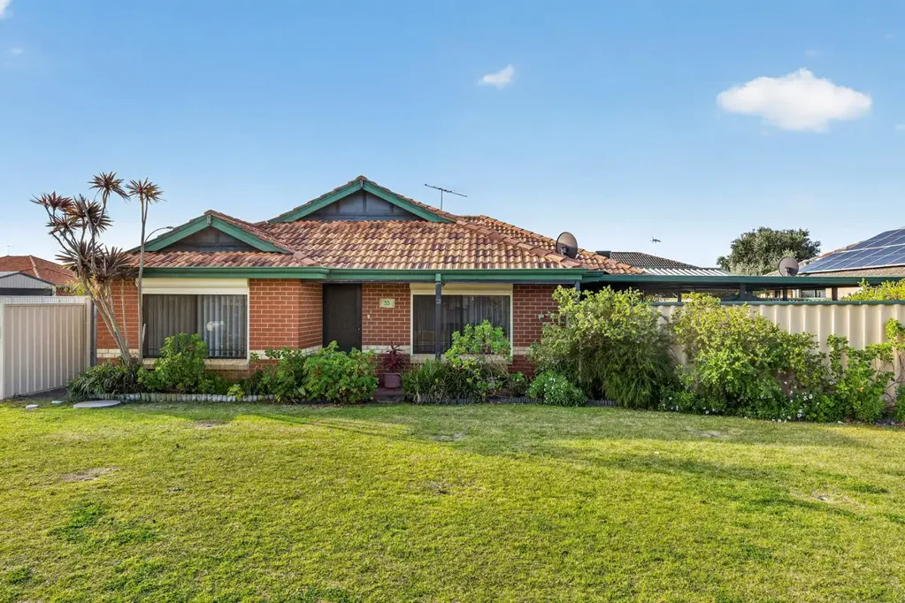 Port Kennedy 4ਬੈੱਡਰੂਮ Why: Because this well-placed property offers both layout and location with an inviting and spacious backyard to enjoy