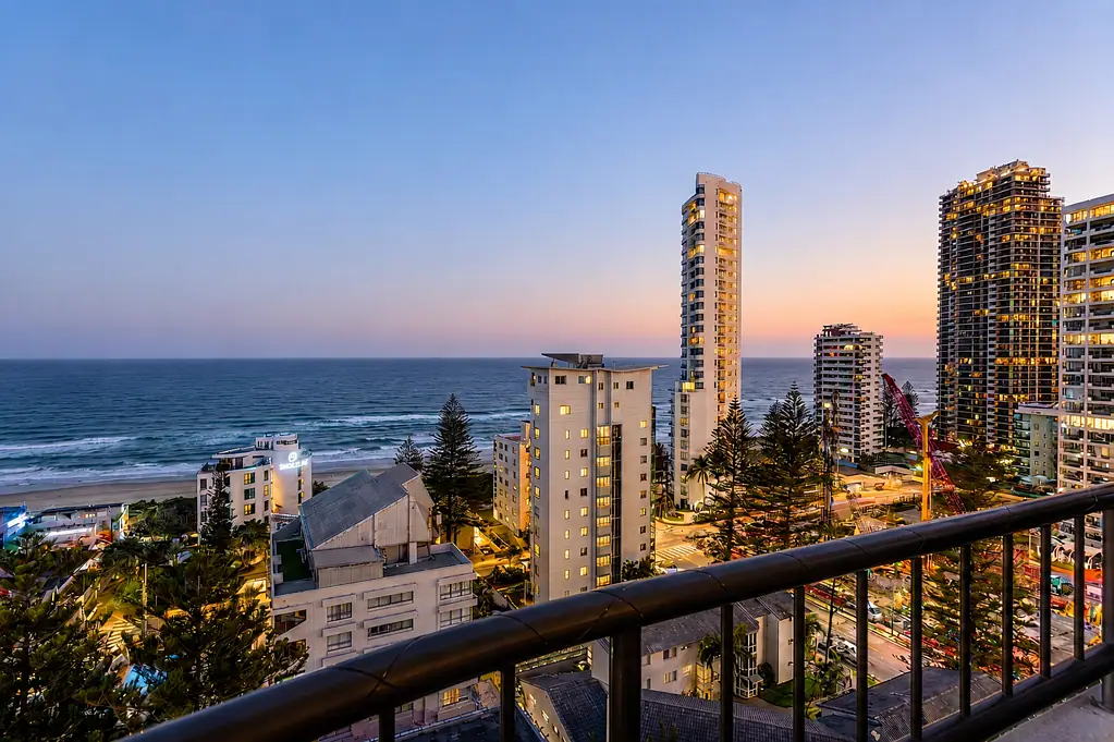 Surfers Paradise 2침실 Ocean-Facing Level 14 in The Regent - 146sqm with 280° Views
