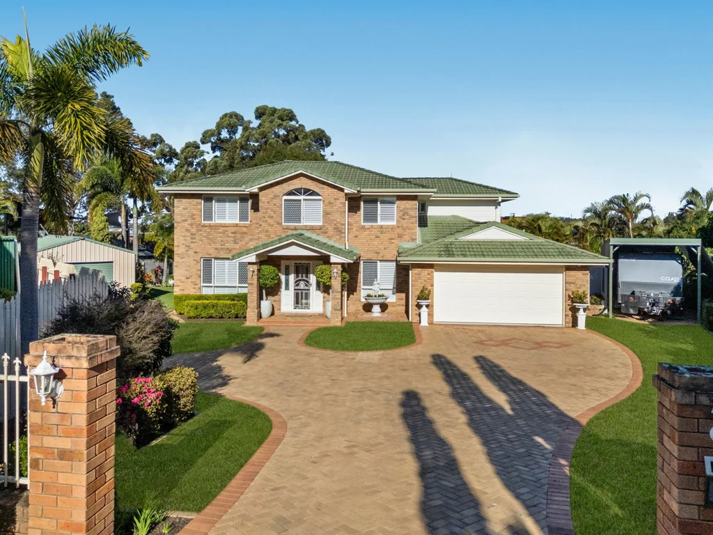 Calamvale 5 Slaapkamer A Rare 1,129m2 Family Haven with Expansive Gardens & Grand 5-Bedroom Living