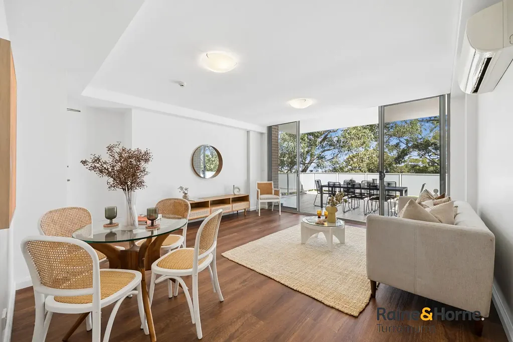 Turramurra 2房 顶层采光充足 私密宁静环境 环绕式露台 丛林景观 开放式地板计划 无缝室内外一体化 现代厨房 全瓷砖卫浴 安全地下停车场 Warrawee学区 步行交通便捷 Perfectly Positioned Two-Bedroom Penthouse Showcasing Splendid Views in a Whisper-Quiet Setting
