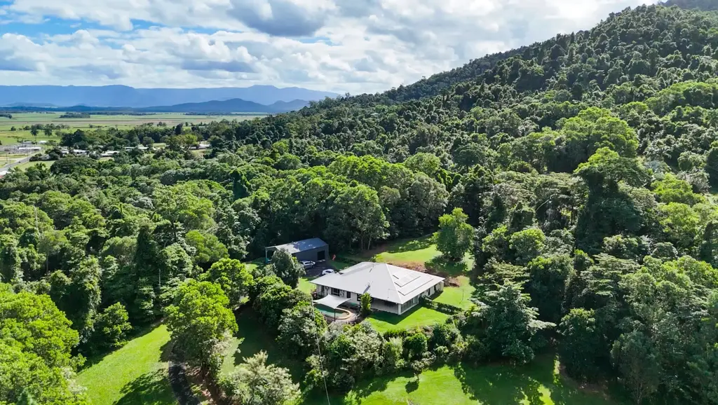 Tully 4房  Perched on 3 Private Acres with the Most Incredible Views !
