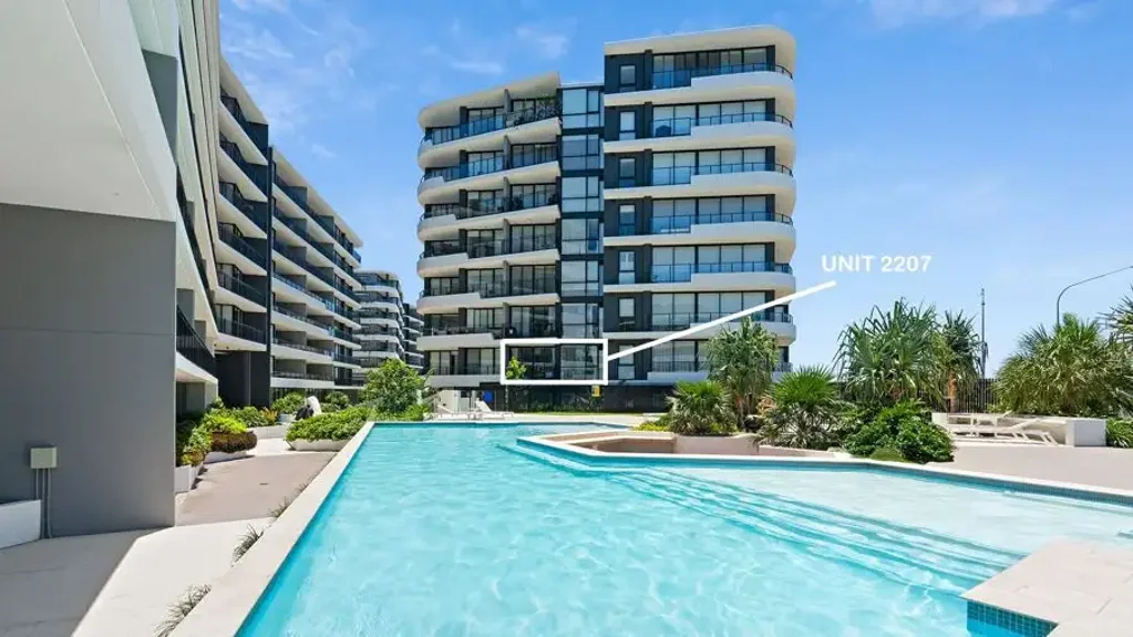 Hope Island 1ห้องนอน NEAR NEW with POOL VIEW - Secure investment with tenant until 2027