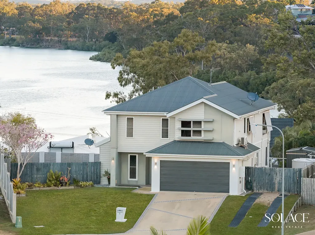 Boyne Island 4chambre Elevated Riverfront Living with Space, Views & Family Functionality!