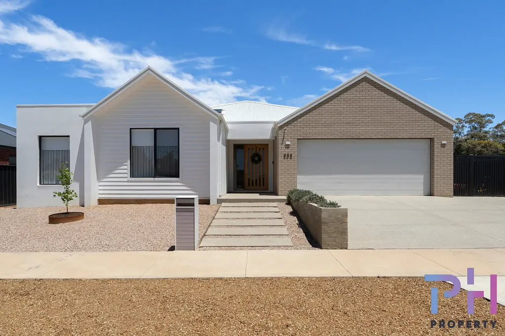 Strathfieldsaye 4ห้องนอน Effortless Family Luxury With Poolside Living in Prime Strathfieldsaye