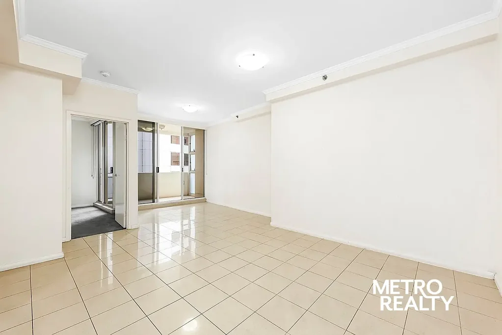 Modern One-Bedroom Apartment with Generous Courtyard