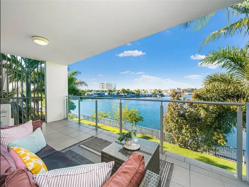 One Bedroom Waterfront - 2 Car Parks