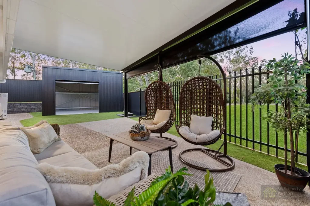 Windaroo 3침실 Perfect First Home or Smart Investment Backing on to Windaroo Lake Park