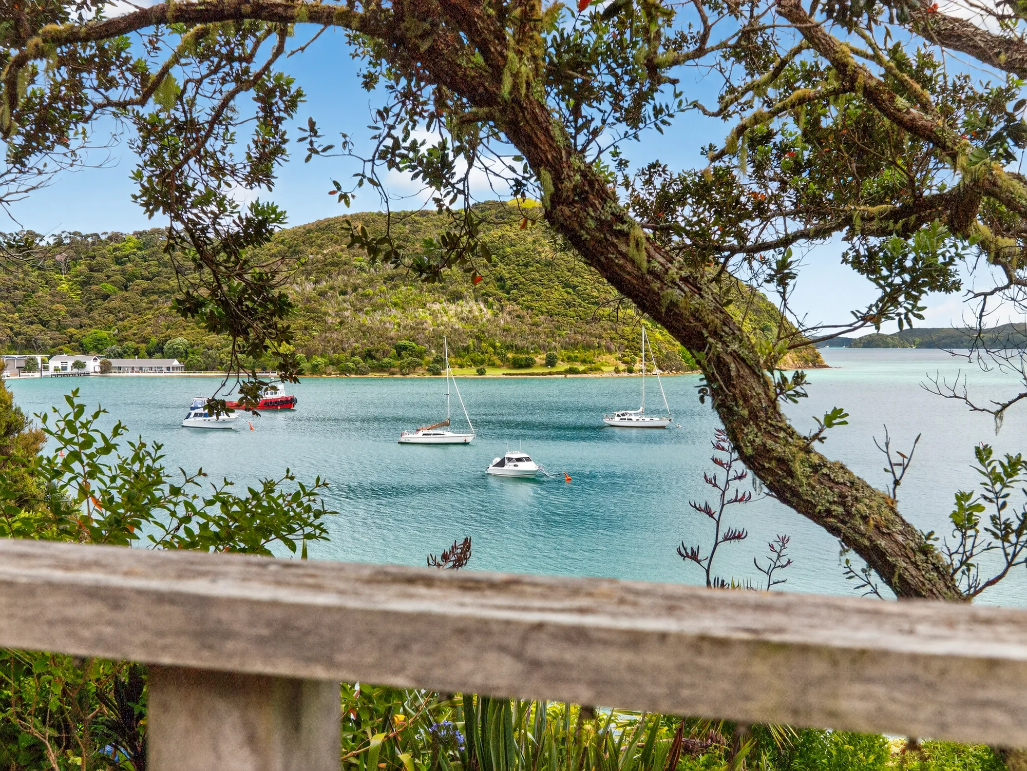 Russell Surrounds 4Kwarto Waterfront Opportunity with Mooring - Parekura Bay