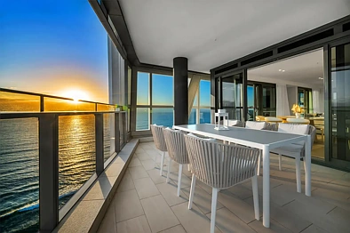 Surfers Paradise 3 Slaapkamer UNRIVALLED 6-STAR BEACHFRONT TROPHY RESIDENCE WITH 180-DEGREE OCEAN PANORAMAS
