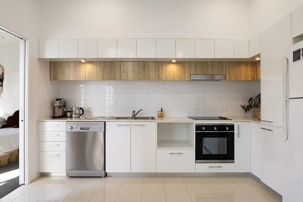 Broadbeach Waters 2 Bedroom Modern Waterfront 2 Bedroom Unit Walking Distance to the Beach
