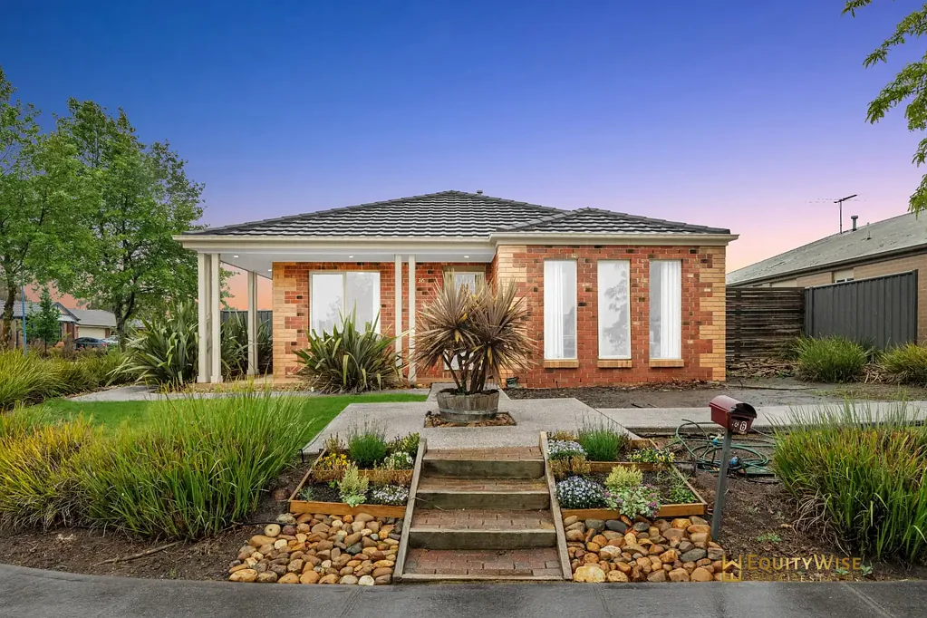Spacious Family Home in the Heart of Manor Lakes – Prime Location!