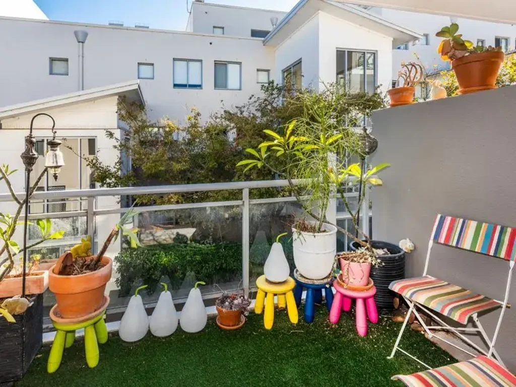 Bright & sunny apartment in great location