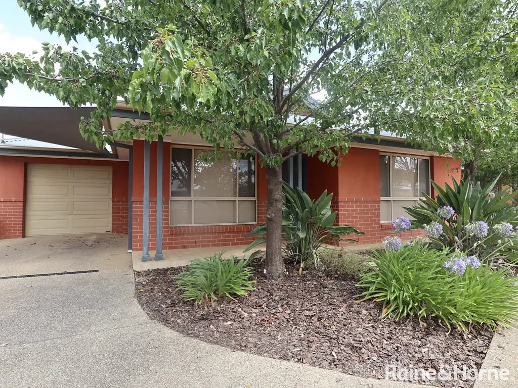 IMMACUALTE HOME IN THE HEART OF LLOYD