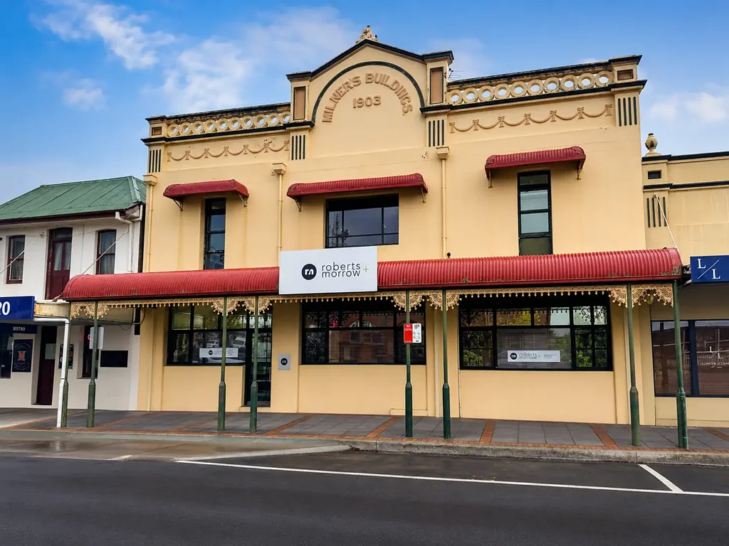 Glen Innes 3બેડરૂમ The Iconic Roberts & Morrow Building – Landmark Commercial Opportunity in the Heart of Glen Innes