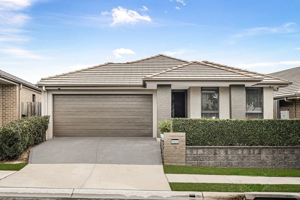 Spacious, Modern 4 bedroom with Spa, great location!