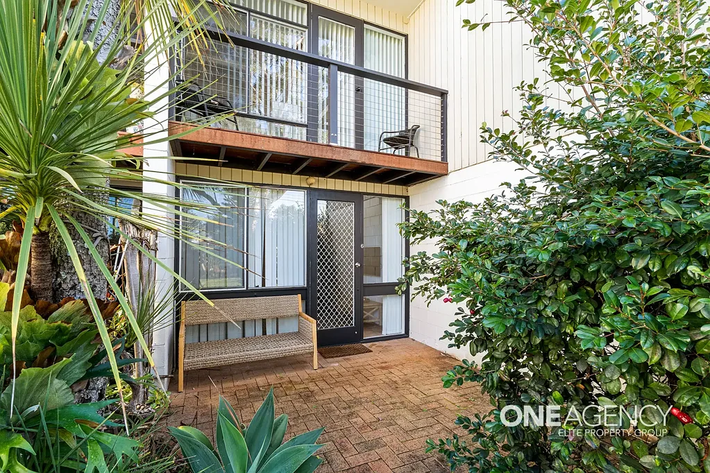 COASTAL LIVING JUST MOMENTS FROM MOLLYMOOK BEACH