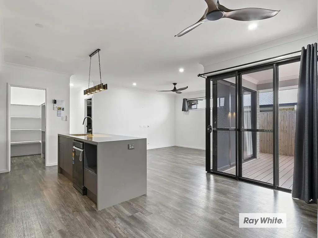 Luxurious 5-Bedroom residence with air conditioner in every room!