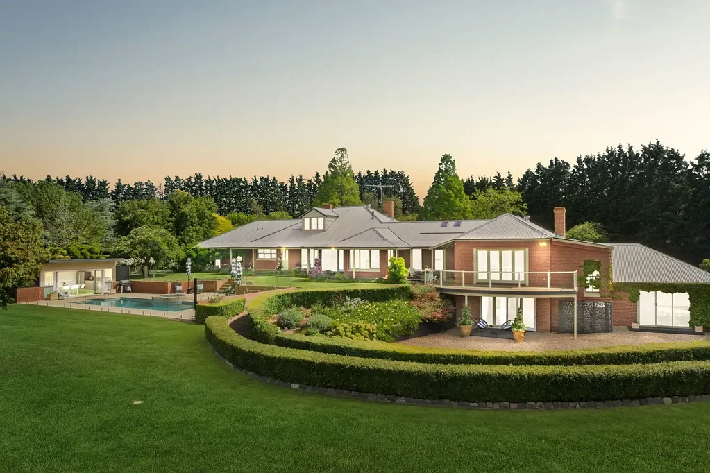 Waurn Ponds 6房  Prestige Living in Commanding Hilltop Position