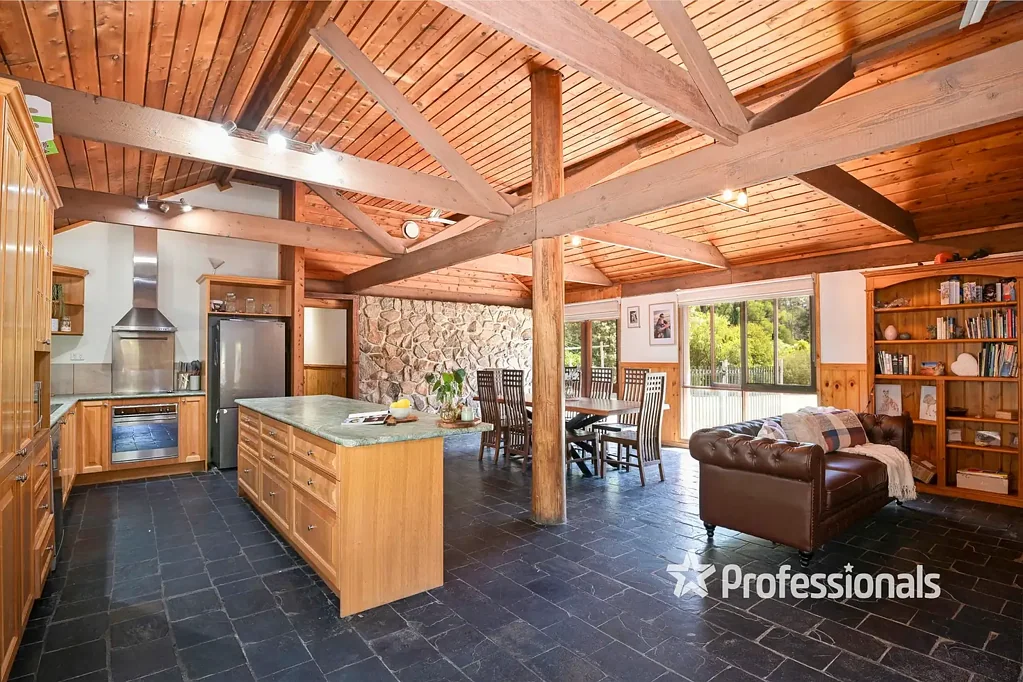 17 Forest Road, Wesburn, VIC 3799