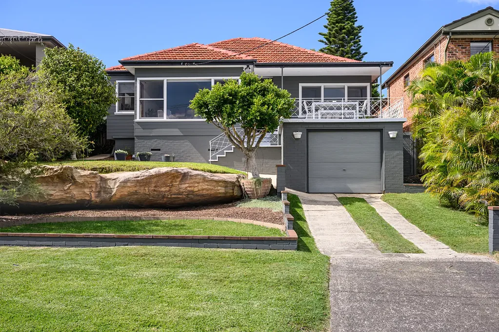 Caringbah South 3房 815.7sqm宽敞地块 高地西向景观 水景视野 紧邻购物村 学校便捷 R2低密度区 再开发潜力 Exceptional Opportunity - Prime Caringbah South Address with views