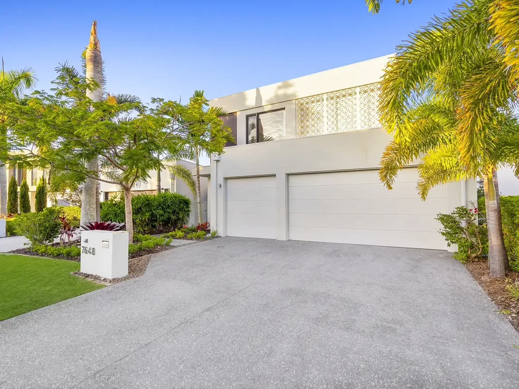 Hope Island 4침실 Waterfront Living with Magic Golf Course Views - A Rare Hope Island Offering