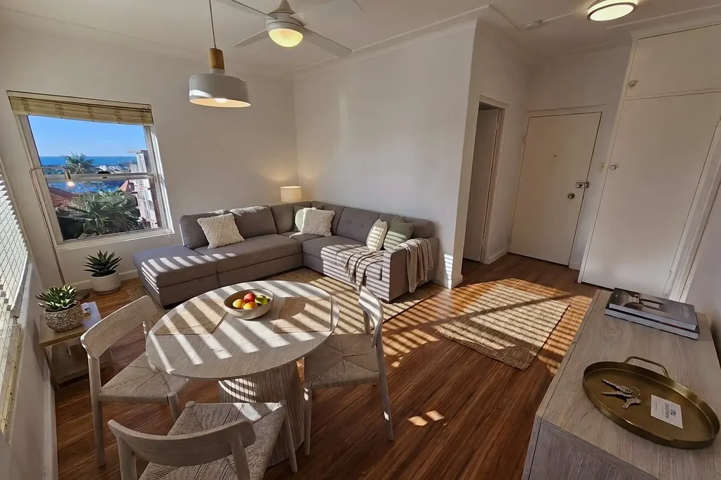 SUNLIT TOP-FLOOR SANCTUARY