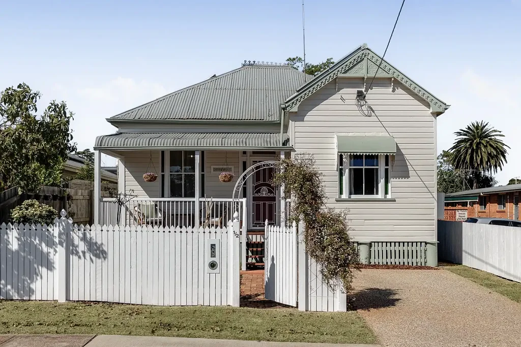 South Toowoomba 3कमरा Modest Home + Beautifully Presented