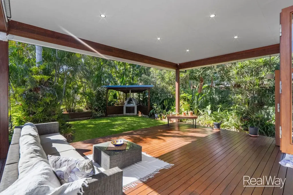 Basin Pocket 3कमरा Beautifully Renovated Character Home on 809m² – Massive Powered Shed, Woodfired Pizza Oven, Solar & Everything Already Done for You!