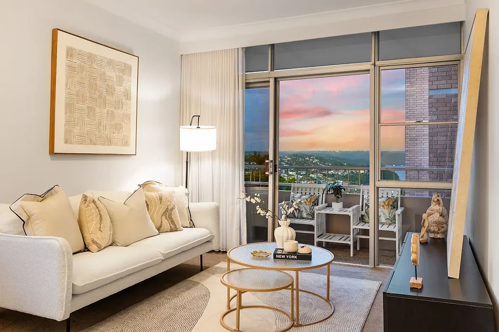 Light Filled 2 Bedroom Apartment With Sweeping Harbour Views