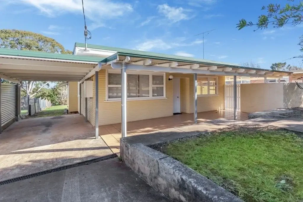 North Toowoomba 3房 Prospect街优越位置 757㎡梯田地块 3卧带内置衣柜 私密北向庭院 娱乐佳 选址公园旁 Fantastic North/East Position - 757sqm Allotment