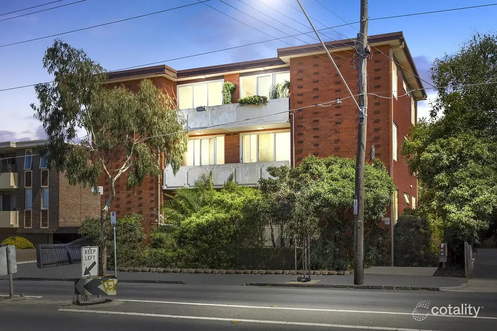Renovated Top-Floor Apartment in Prime St Kilda East/Balaclava Location