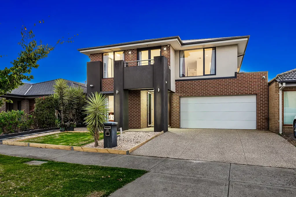 Cranbourne West 5房  Stunning Double Storey Home in the Heart of Cranbourne West
Custom-Built | Energy-Efficient | Dual Kitchens | Entertainer’s Dream