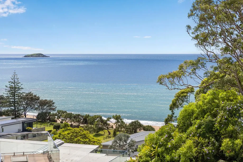 Sapphire Beach 4Habitaciones Elevated coastal living with internal lift, self-contained flat, and ocean views!