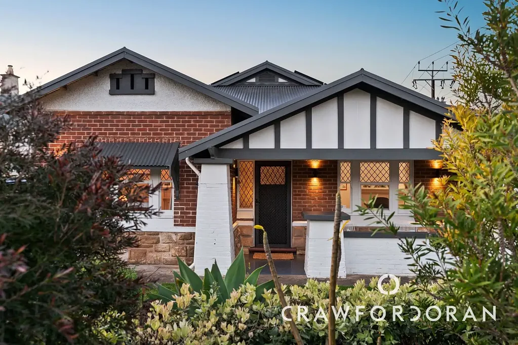 West Hindmarsh 3બેડરૂમ A Corner-Plot Classic with a Crowd-Pleasing Reimagining on the City's Cusp.
